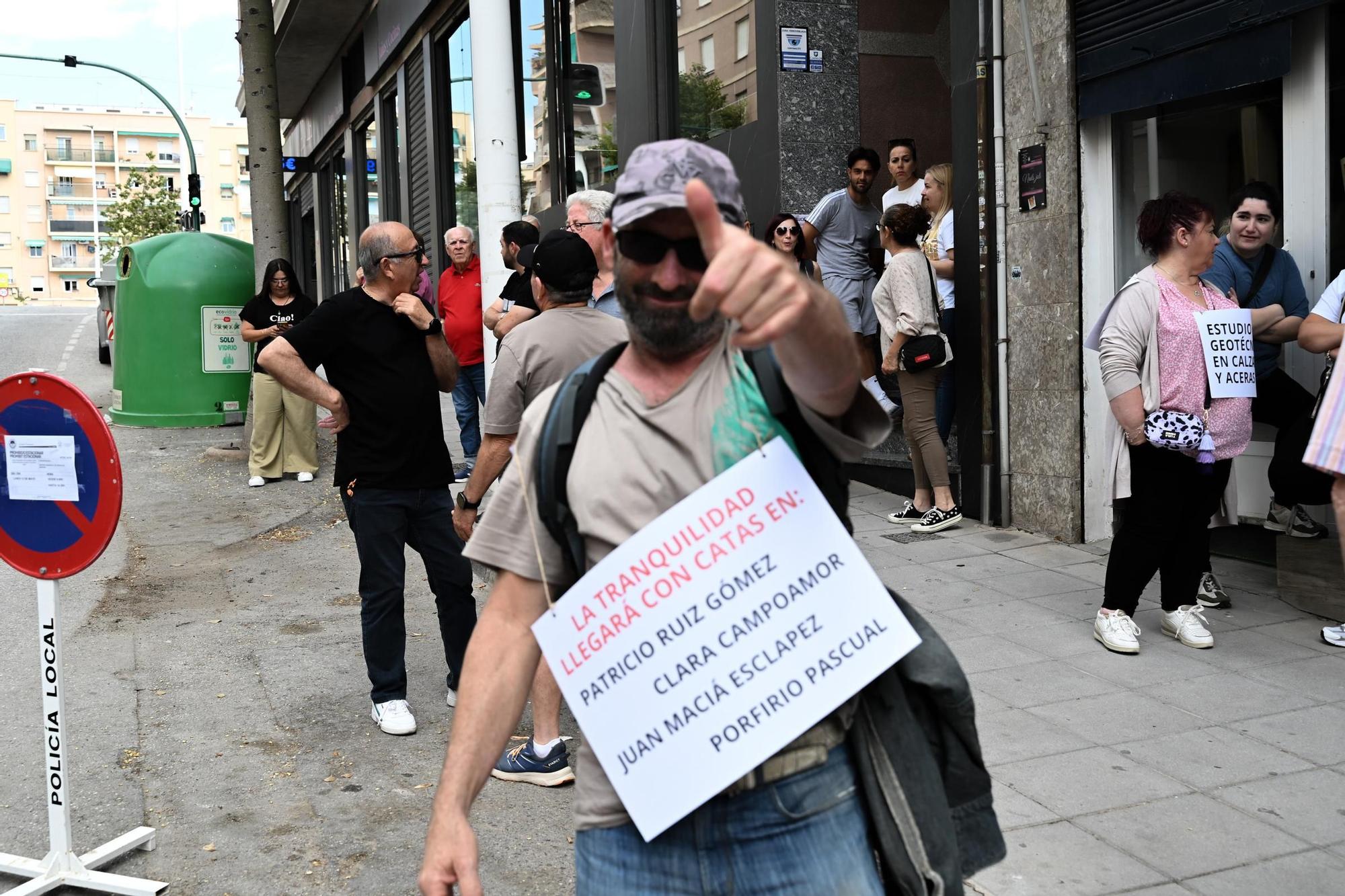 Vecinos se manifiestan pidiendo soluciones tras los hundimientos en la calle Clara Campoamor en Elche