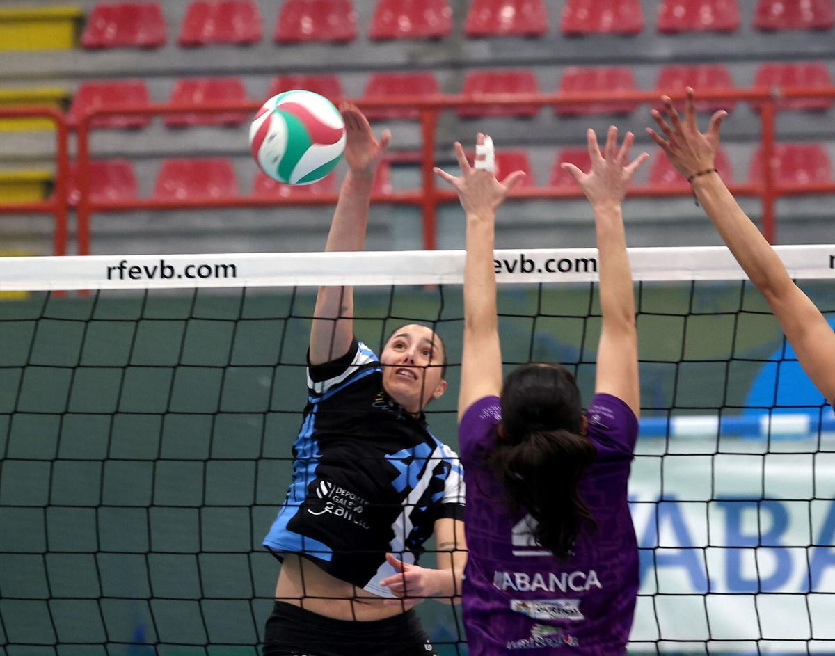 Alba Quirós remata un balón ante el Voleyourense.