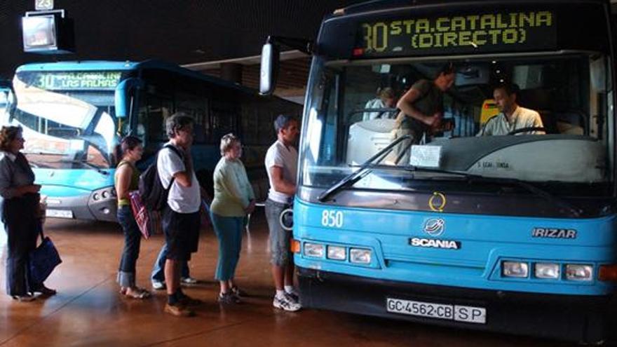 Pasajeros subiendo a una guagua de Global en la estación de Santa Catalina. i  LA PROVINCIA/DLP