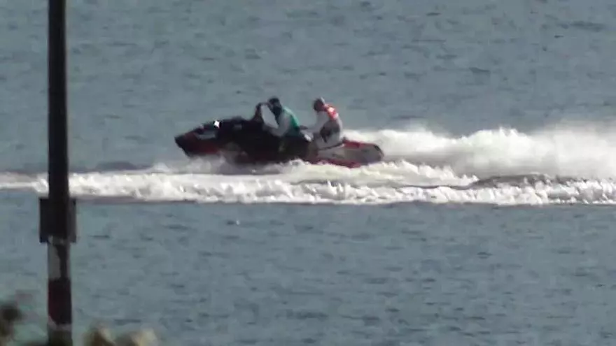 Graba el presunto intento de una moto de agua de arrollar a una pareja de delfines