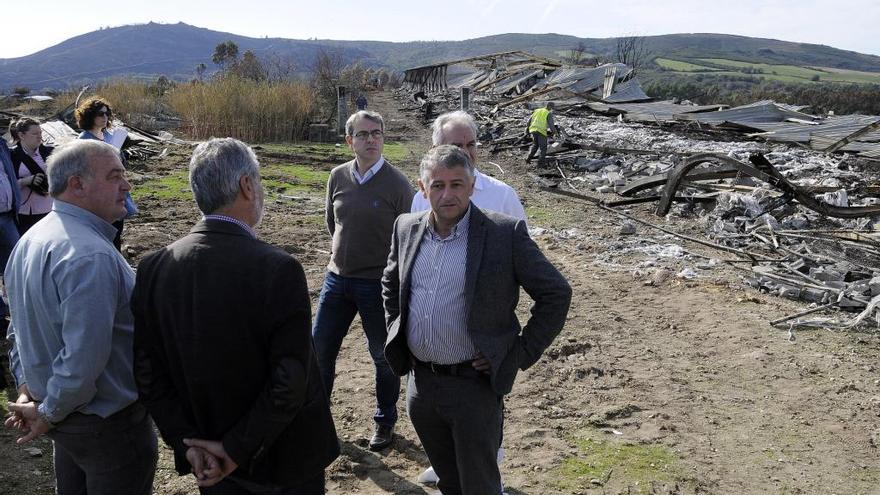 Manuel Cuíña e Ignacio Maril, en una visita en 2017 a una granja arrasada por un incendio en Siador.