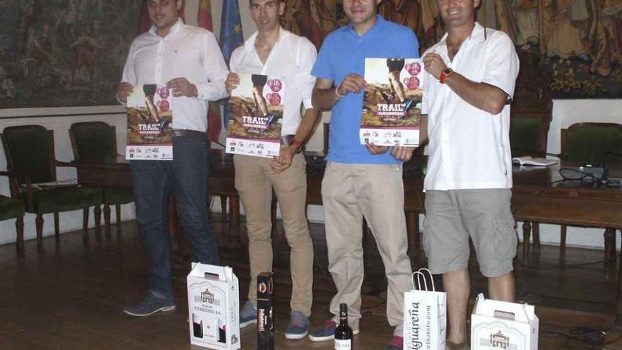 El alcalde de Toro con los organizadores en el acto de presentación.