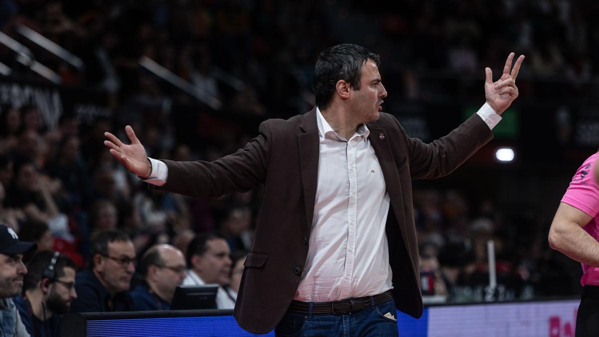 Carlos Cantero gesticula durante el partido de este viernes.
