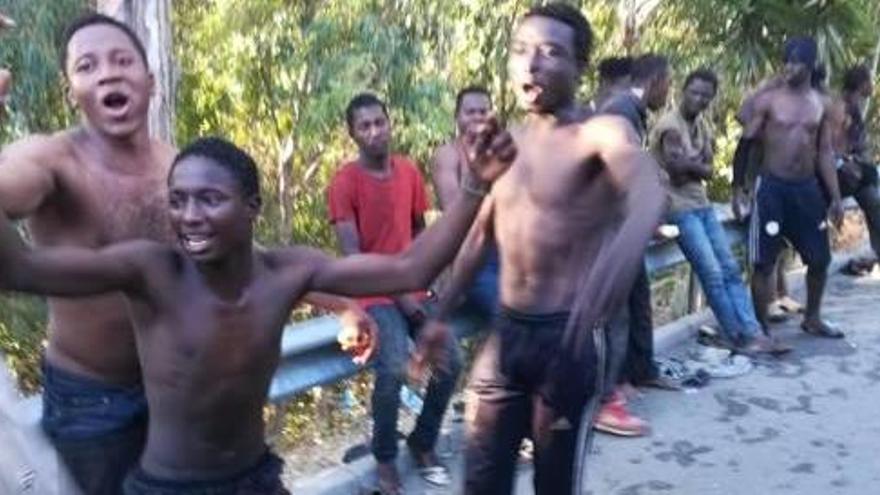 Ahir, més de 600 migrants van saltar la tanca fronterera de Ceuta