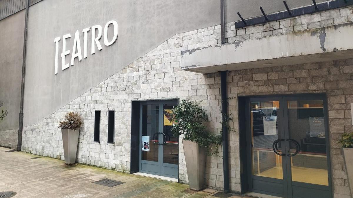 Entrada al teatro de La Felguera.