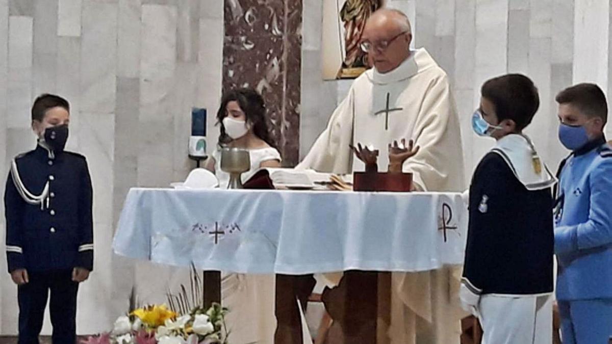 Primera comunión celebrada el sábado en la Parroquia de Santiago Apóstol. | M. F.