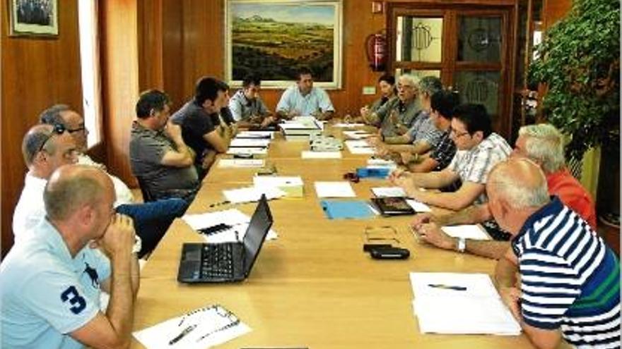 Un moment de la trobada entre responsables i tècnics municipal amb una comissió de veïns de la zona.