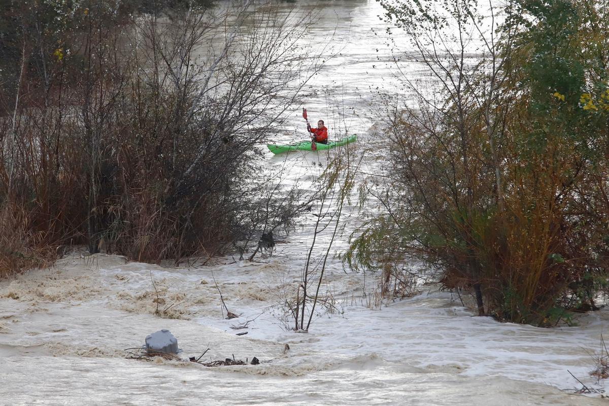 Piragüista afronta las corrientes del Guadalquivir a su paso por Córdoba, este martes.