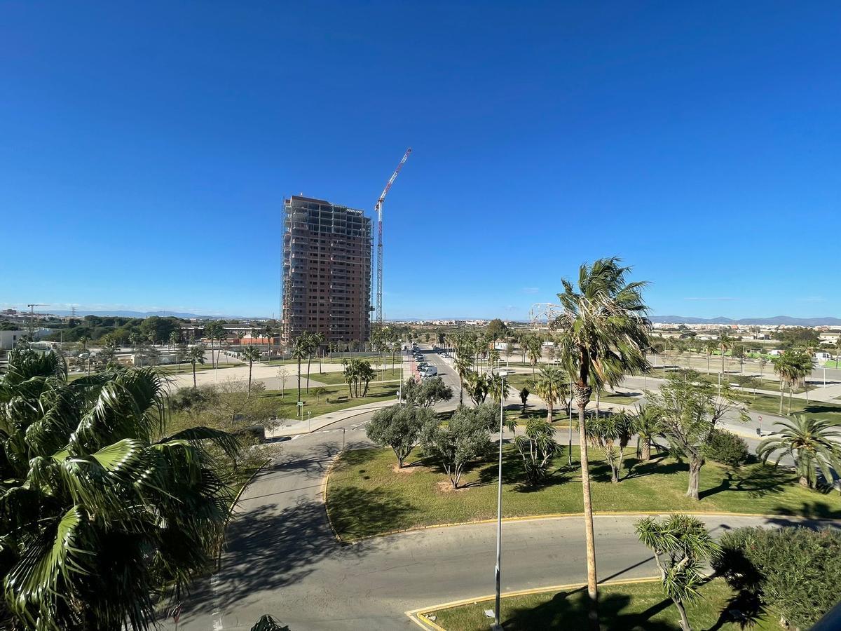 El nuevo barrio de Mislata con la construcicón de la primera torre de viviendas.