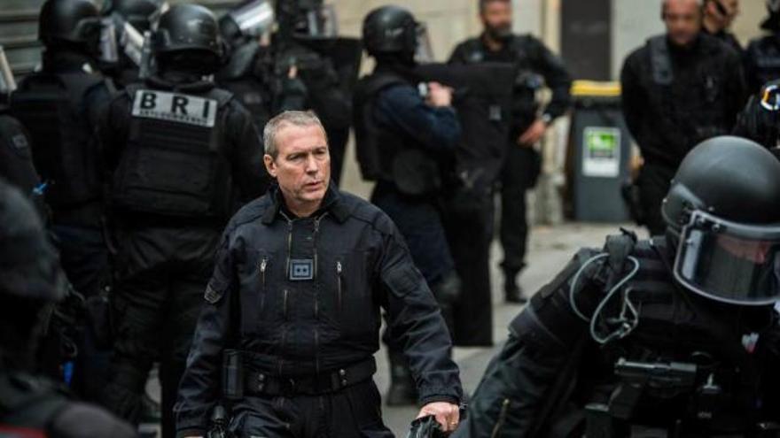 El jefe de las unidades de élite policiales francesas (RAID), Jean-Michel Fauverge, durante la operación de Saint-Denis, en una foto difundida ayer.