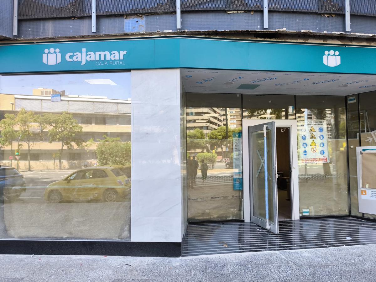 Fachada en obras de Cajamar