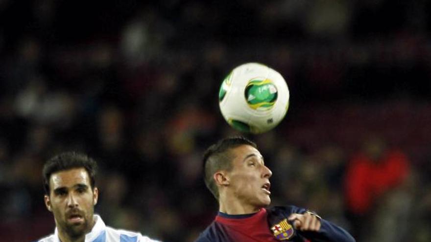 Cristian Tello intenta emportar-se una pilota amb el cap davant de Sergio Sánchez (Màlaga).