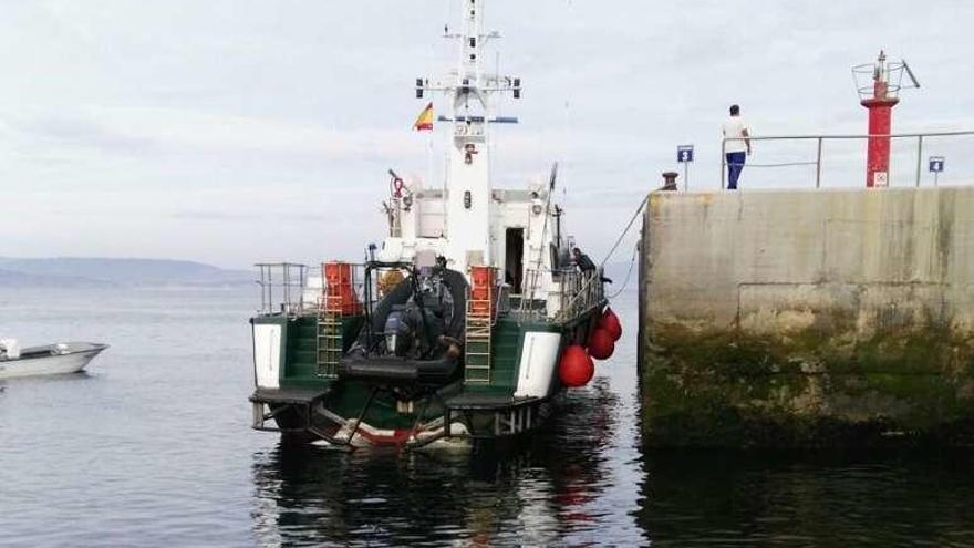 La lancha de la Guardia Civil ayer en el puerto de Ons. //