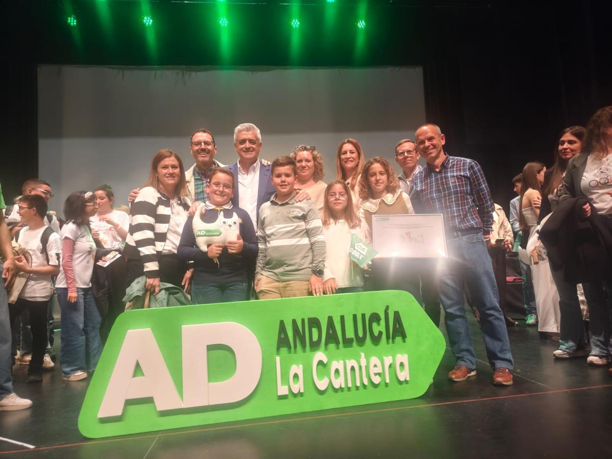 Representantes del colegio de Dos Torres con el presentador Modesto Barragán.