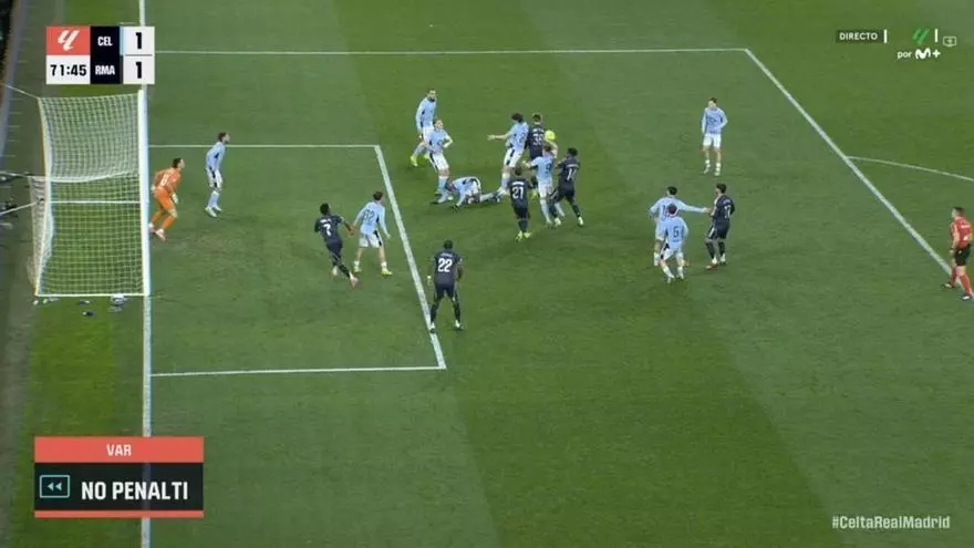 ¿Teatro del VAR? Llamaron a Díaz de Mera para que viera unas posibles manos de Jutglà... con una clara falta previa