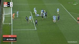 ¿Teatro del VAR? Llamaron a Díaz de Mera para que viera unas posibles manos de Jutglà... con una clara falta previa