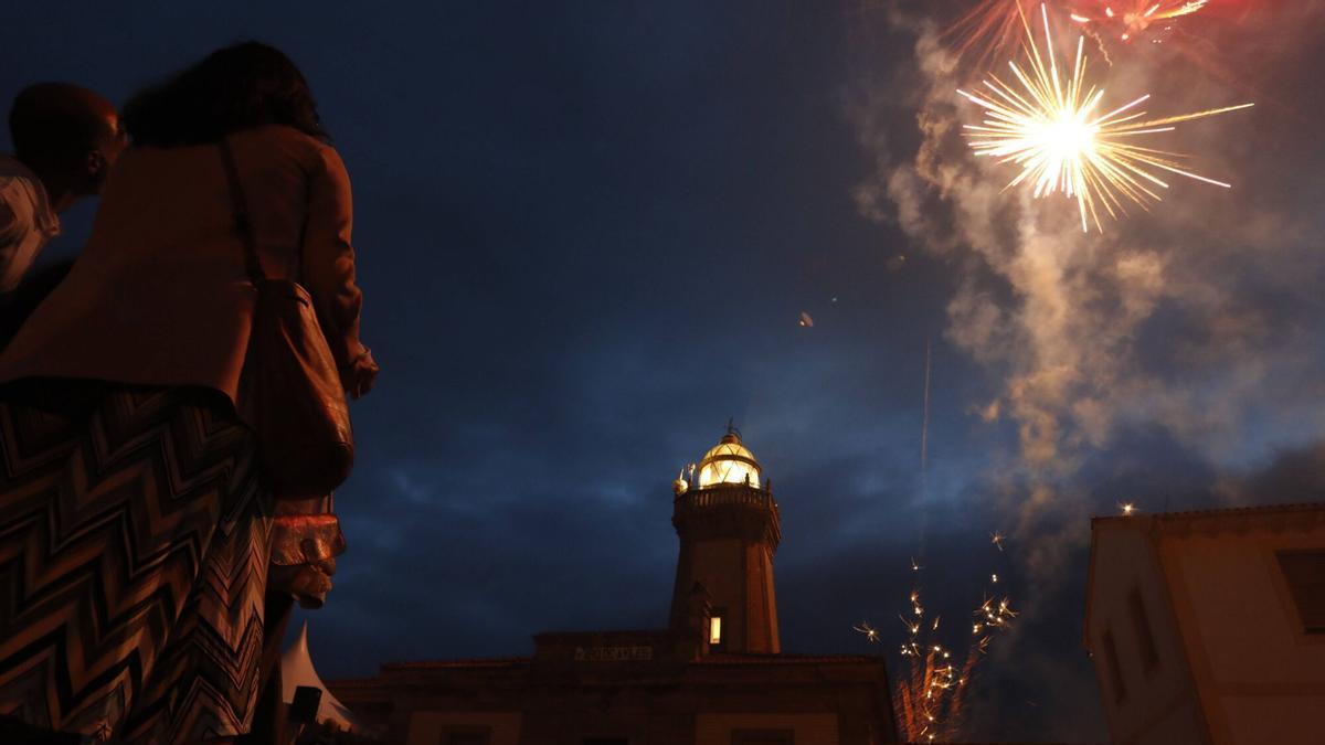 Fuegos artificiales con el faro en el centro.