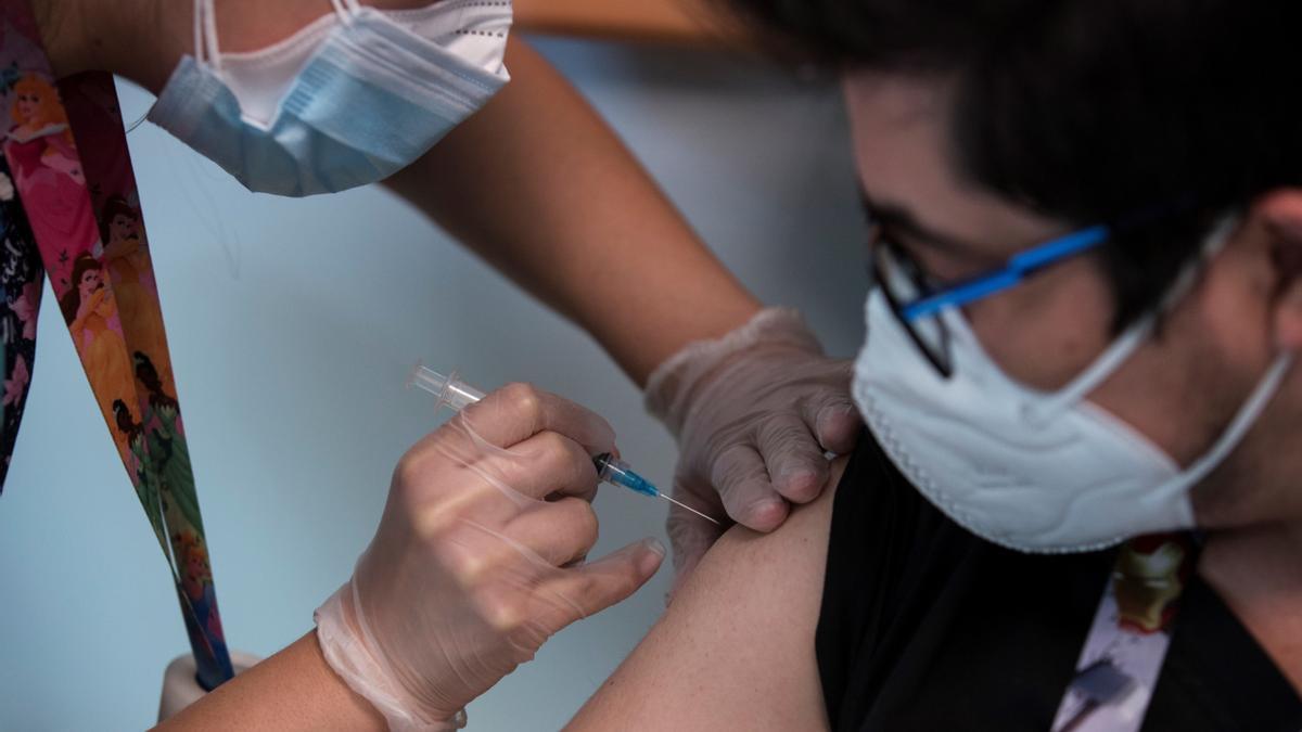 El proceso de vacunación está poniendo freno al avance del coronavirus.