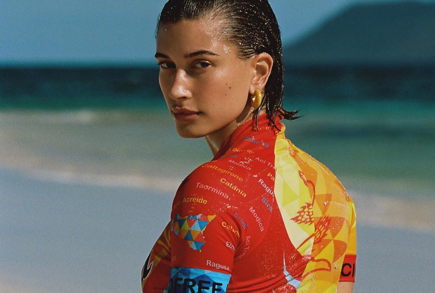 Hailey Bieber en la playa