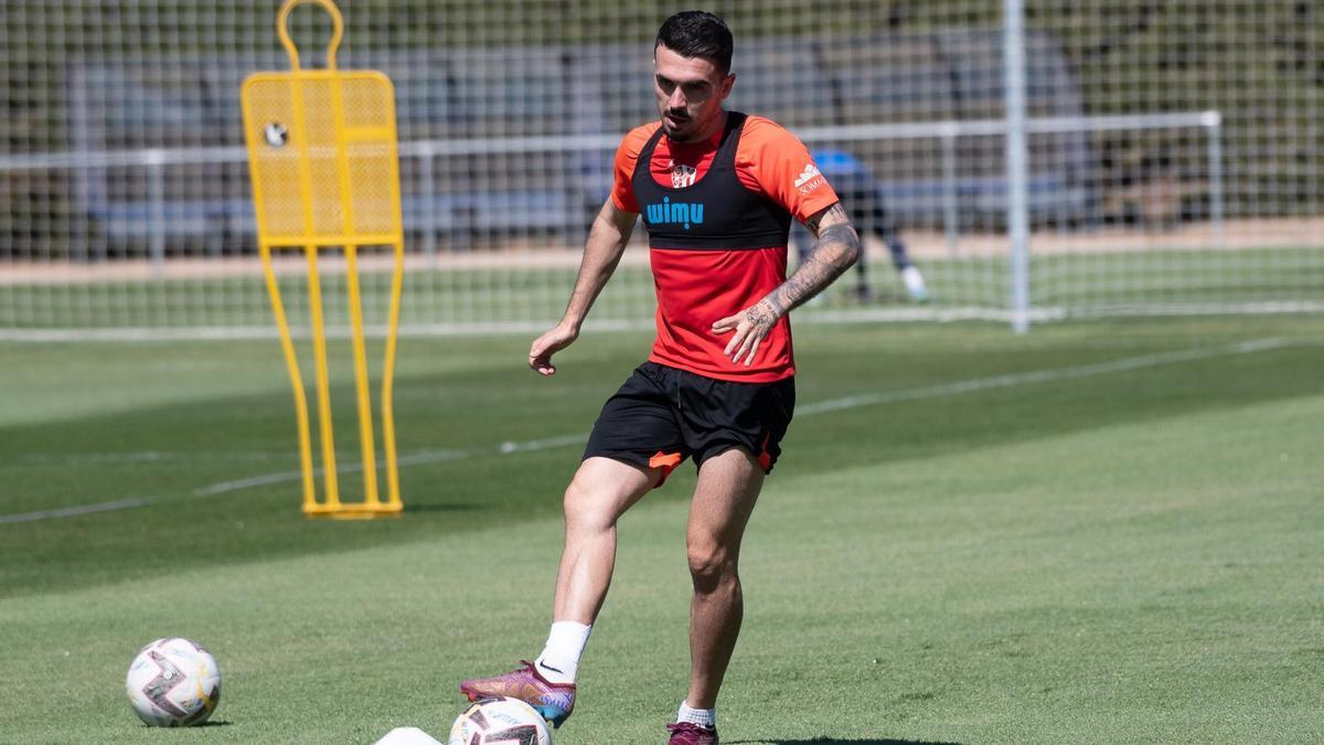 Joaquín Muñoz, en un entrenamiento con el Huesca.