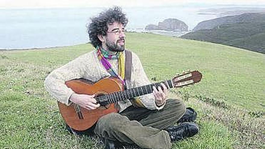 David Larrinaga, «La baldosa flotante», posa con su guitarra en el cabo Peñas.