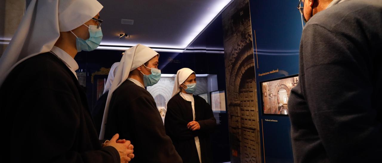 Las Siervas del Hogar de la Madre, en la visita al Museo de la Historia Urbana de Avilés.