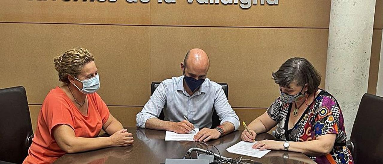 Firma de uno de los Convenios en el Ajuntament de Tavernes.    | LEVANTE-EMV