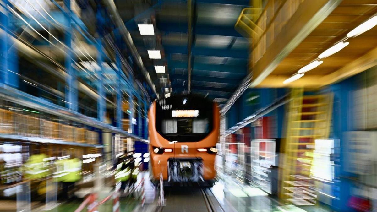 Un tren de Rodalies en la fábrica de Alstom en Santa Perpètua de Mogoda.