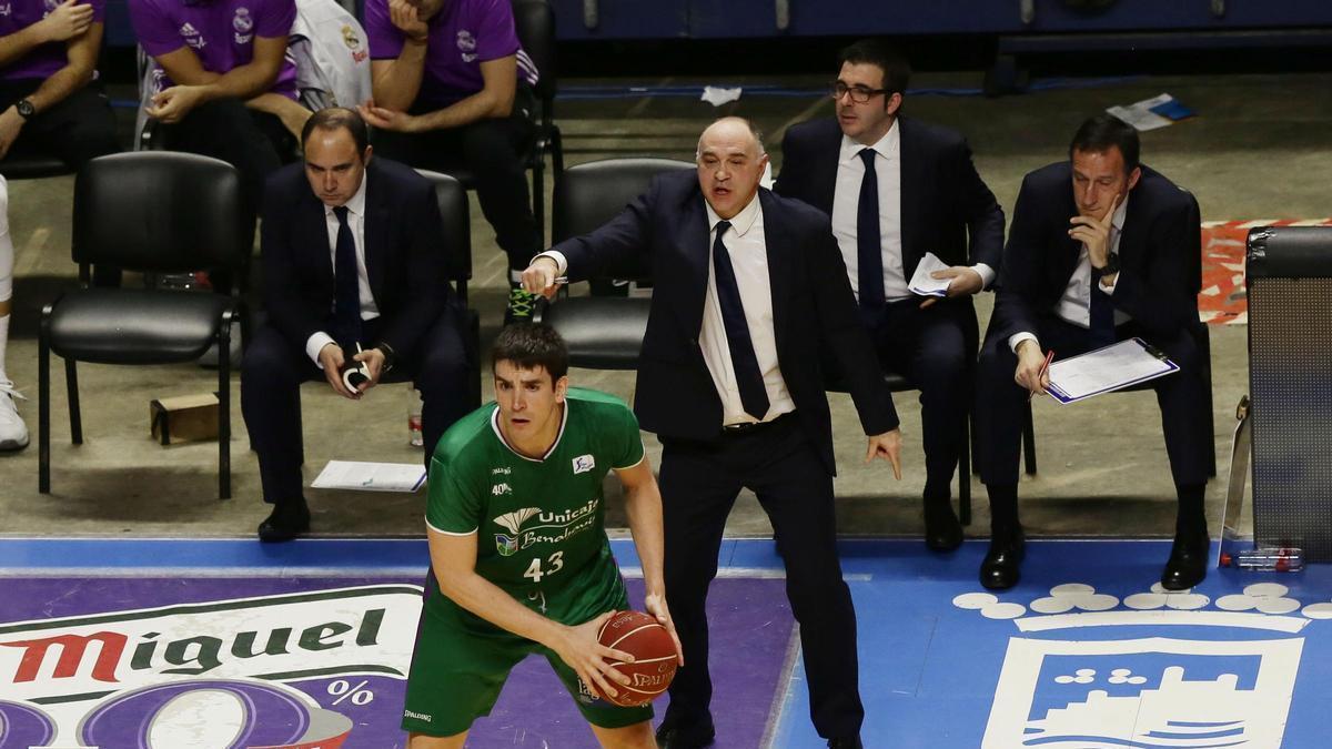 Pablo Laso, en su etapa como entrenador del Real Madrid, en un partido contra el Unicaja en el Carpena.