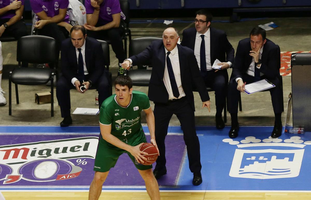 Pablo Laso, en su etapa como entrenador del Real Madrid, en un partido contra el Unicaja en el Carpena.