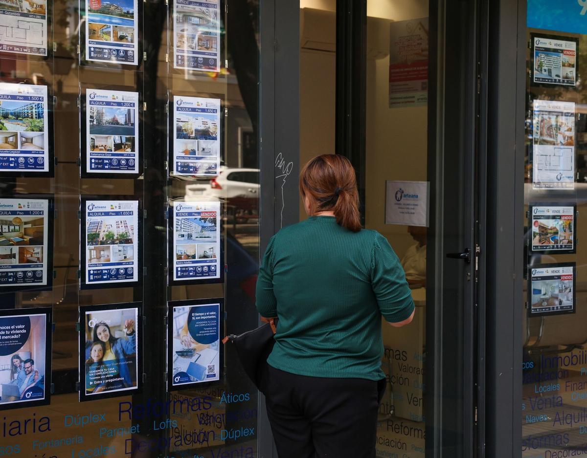 17/07/2024 Escaparate de una inmobiliaria, a 17 de julio de 2024, en Madrid (España). La compraventa de viviendas registró el pasado mes de mayo un descenso del 21,5% con respecto al mismo mes de 2023, hasta un total de 44.013 operaciones, según ha informado el Instituto Nacional de Estadística (INE). El descenso interanual de la compraventa de viviendas en mayo se ha debido tanto a la caída de las operaciones sobre pisos nuevos, que disminuyeron un 14,4% interanual, hasta las 9.105, como a las realizadas sobre viviendas usadas. Éstas bajaron un 23,2% interanual en mayo, hasta las 34.908 operaciones. ECONOMIA Marta Fernández Jara - Europa Press. MERCADO INMOBILIARIO