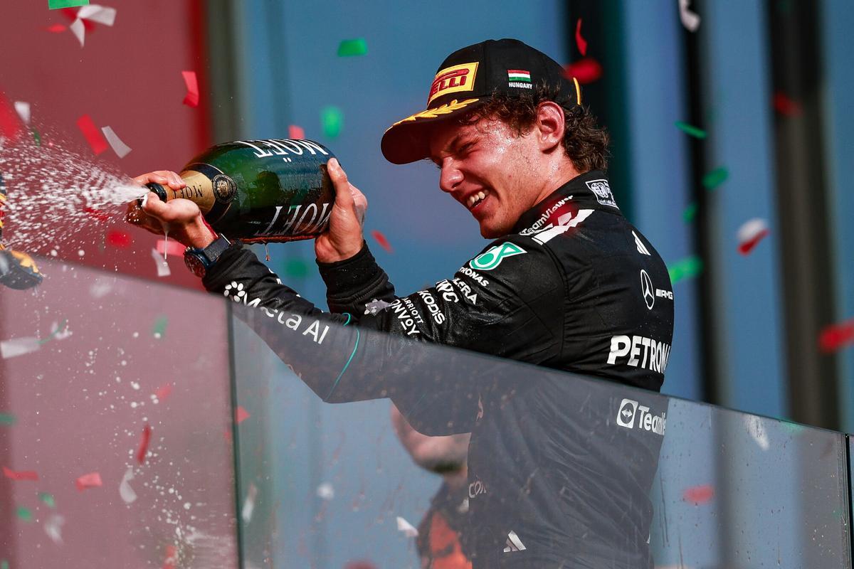 KIMI ANTONELLI Andrea (ita), Mercedes AMG F1 Team W16, portrait podium celebration during the Formula 1 Hungarian Grand Prix 2026, 11th round of the 2026 Formula One World Championship from July 24 to 26, 2026 on the Hungaroring, in Mogyorod near Budapest, Hungary - Photo Eric Alonso / DPPI AFP7 26/07/2026 ONLY FOR USE IN SPAIN