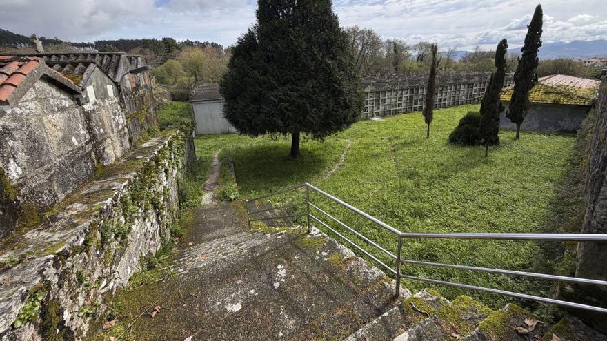 El Concello ordena al promotor sanear el cementerio de Darbo