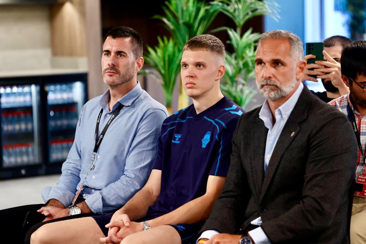 Elias Valtonen, entre Luis Arbalejo y Víctor Luengo en el Roig Arena.