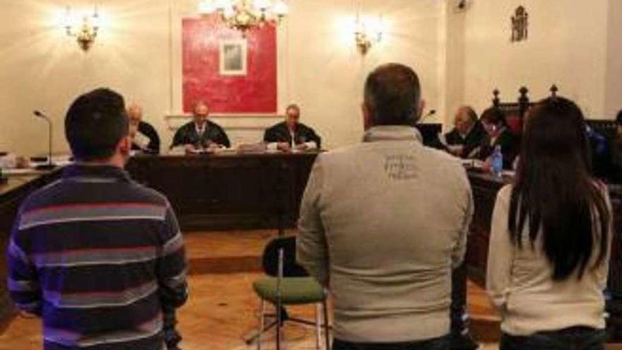 Los tres acusados durante el juicio celebrado en la Audiencia.