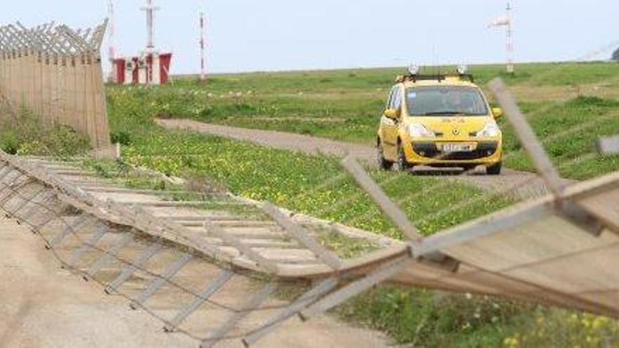 Vallas del aeropuerto que hubo que reparar cuando las tumbó el viento el año pasado.