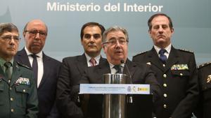 El ministro de Interior Juan Ignacio Zoido, durante la firma de un acuerdo de equiparación salarial con los sindicatos policiales y asociaciones de la Guardia Civil.