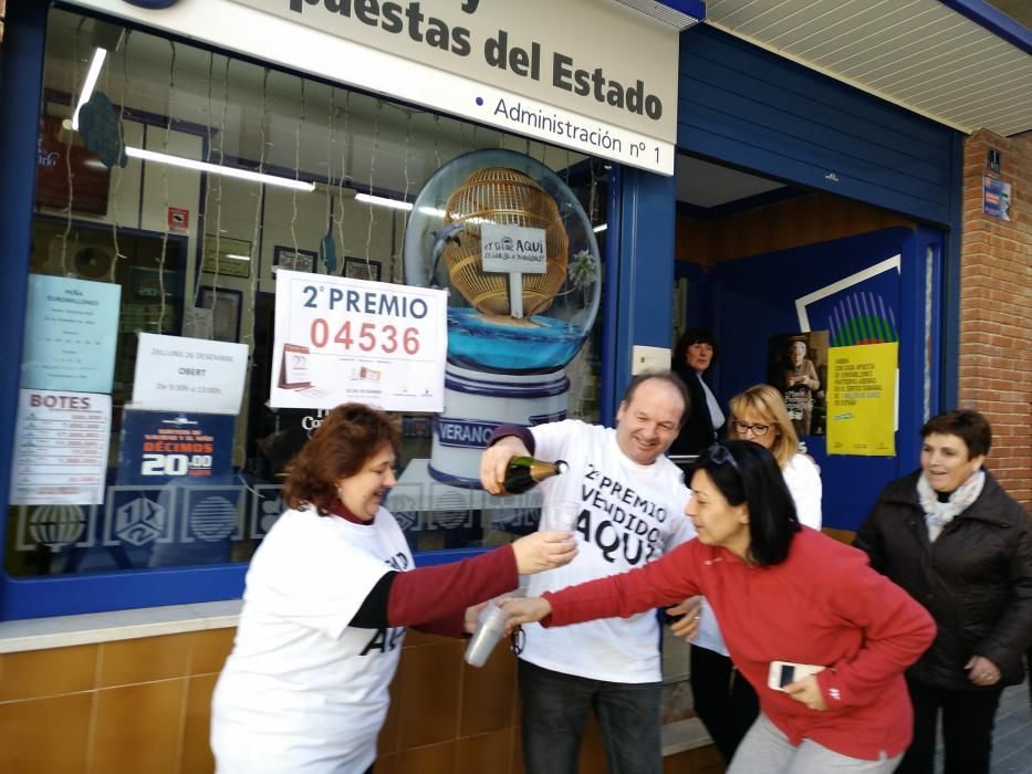 Celebración en la administración de lotería de Bocairent, que ha vendido el 2º premio.