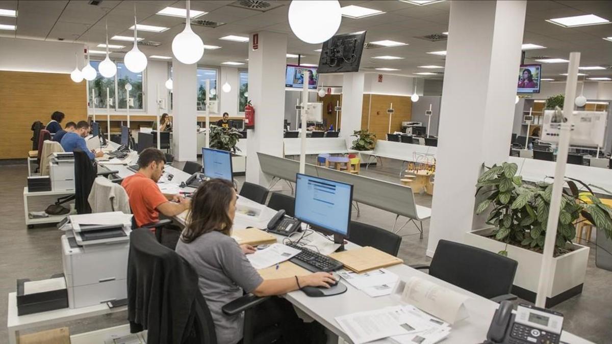 Empleados públicos en una oficina.