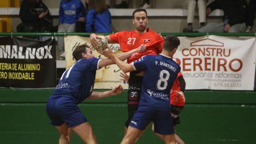 Dos jugadores del OAR presiona a uno del Culleredo en el derbi disputado en Tarrío.