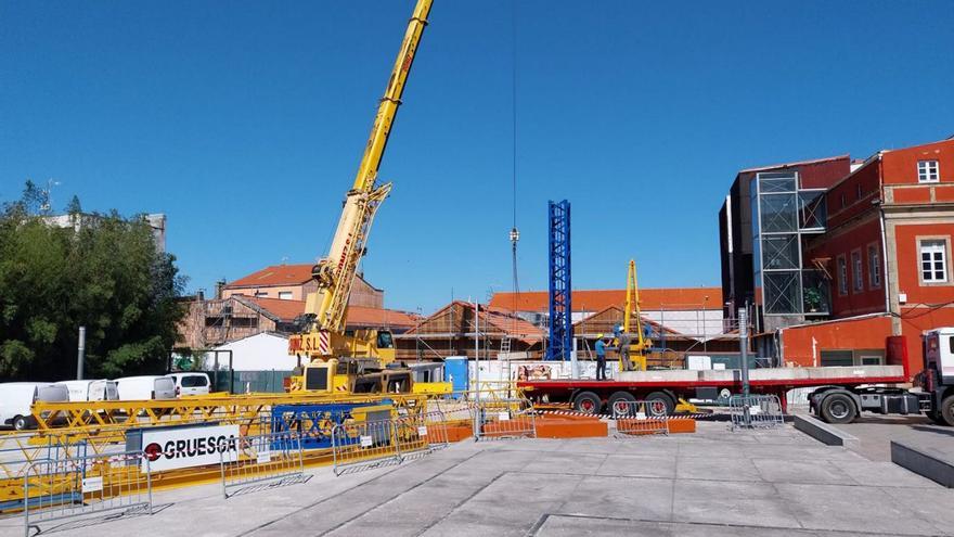 Los trabajos para retirar la grúa de la obra de la ampliación del Museo Massó.
