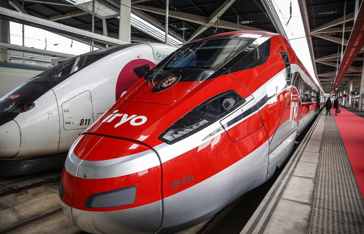 Un tren Iryo y otro de Ouigo, de alta velocidad.