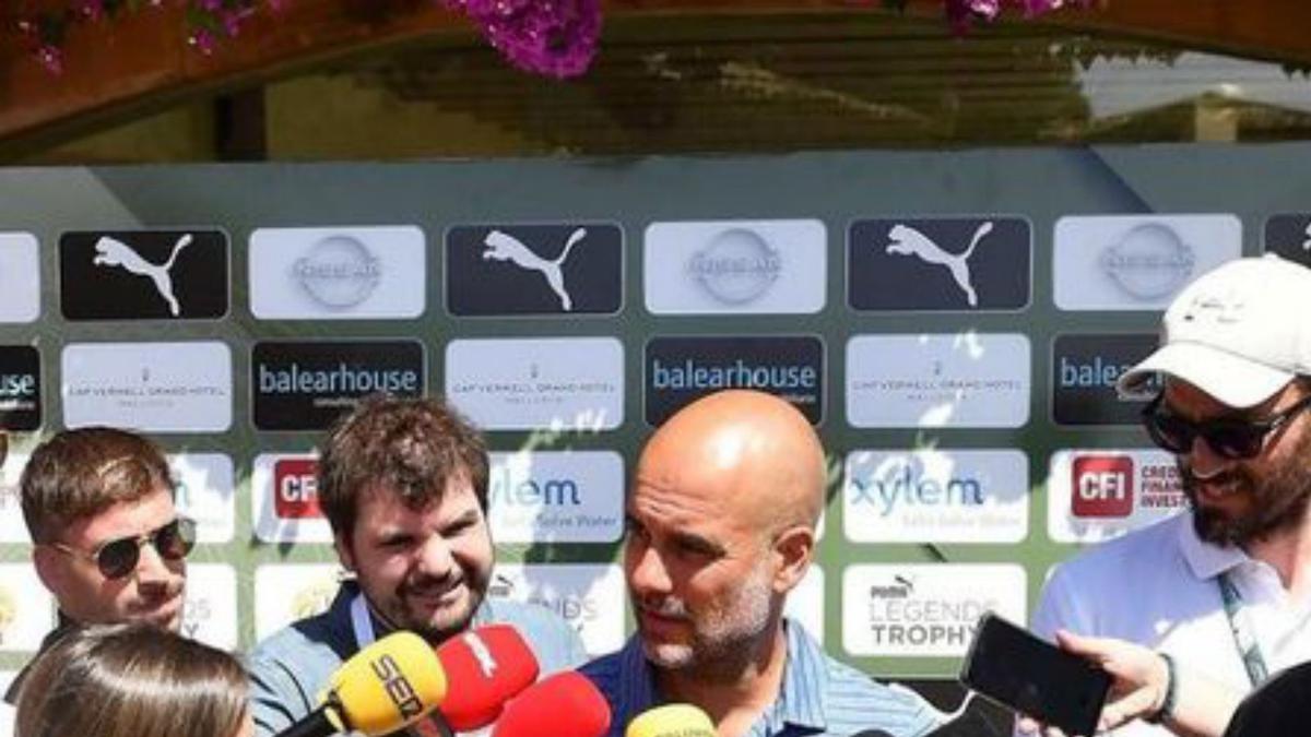 Guardiola, ahir amb la premsa. | @TROPHYOFLEGENDS