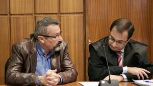 Carlos Patricio, a la izquierda de la imagen, en la primera sesión del juicio por el crimen de Younes en Mazarrón.