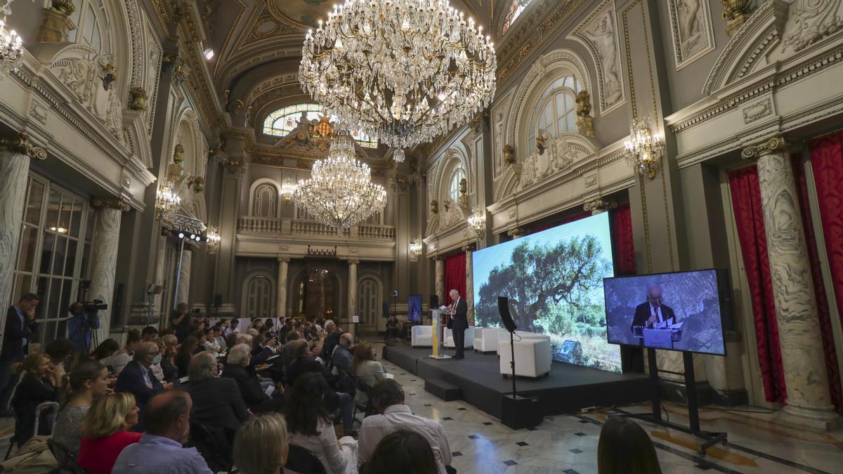 El Salón de Cristal albergó el encuentro con pensadores y filósofos organizado por el Cemas.