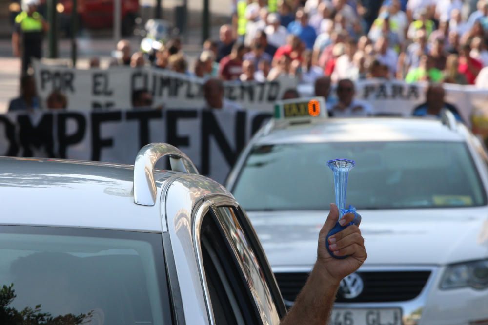 Más de 400 taxis se manifiestan para pedir mayor control de los VTC