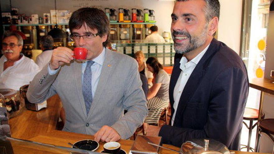 Puigdemont i Vila fent el cafè de manera distesa.