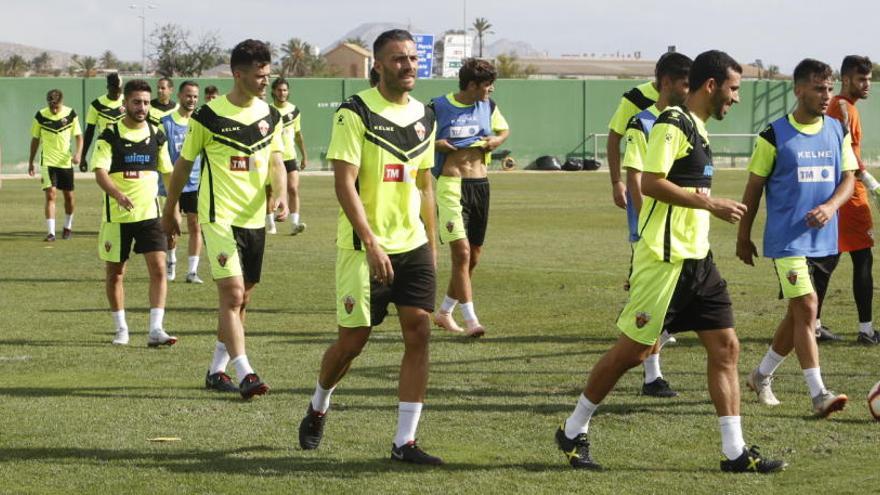 Los jugadores del Elche durante la fase de calentamiento en el campo anexo