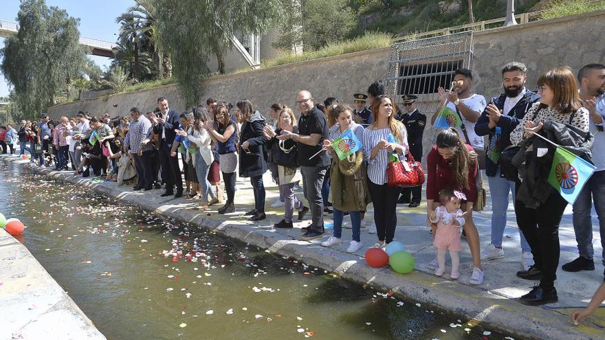 Pétalos por la integración en el Día Internacional del Pueblo Gitano