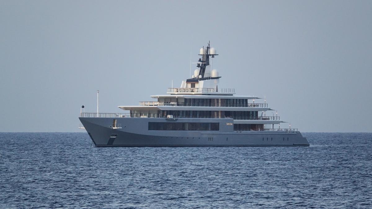 El yate Seven Seas de Steven Spielberg fondeado en aguas exteriores de Puerto Portals, en Mallorca